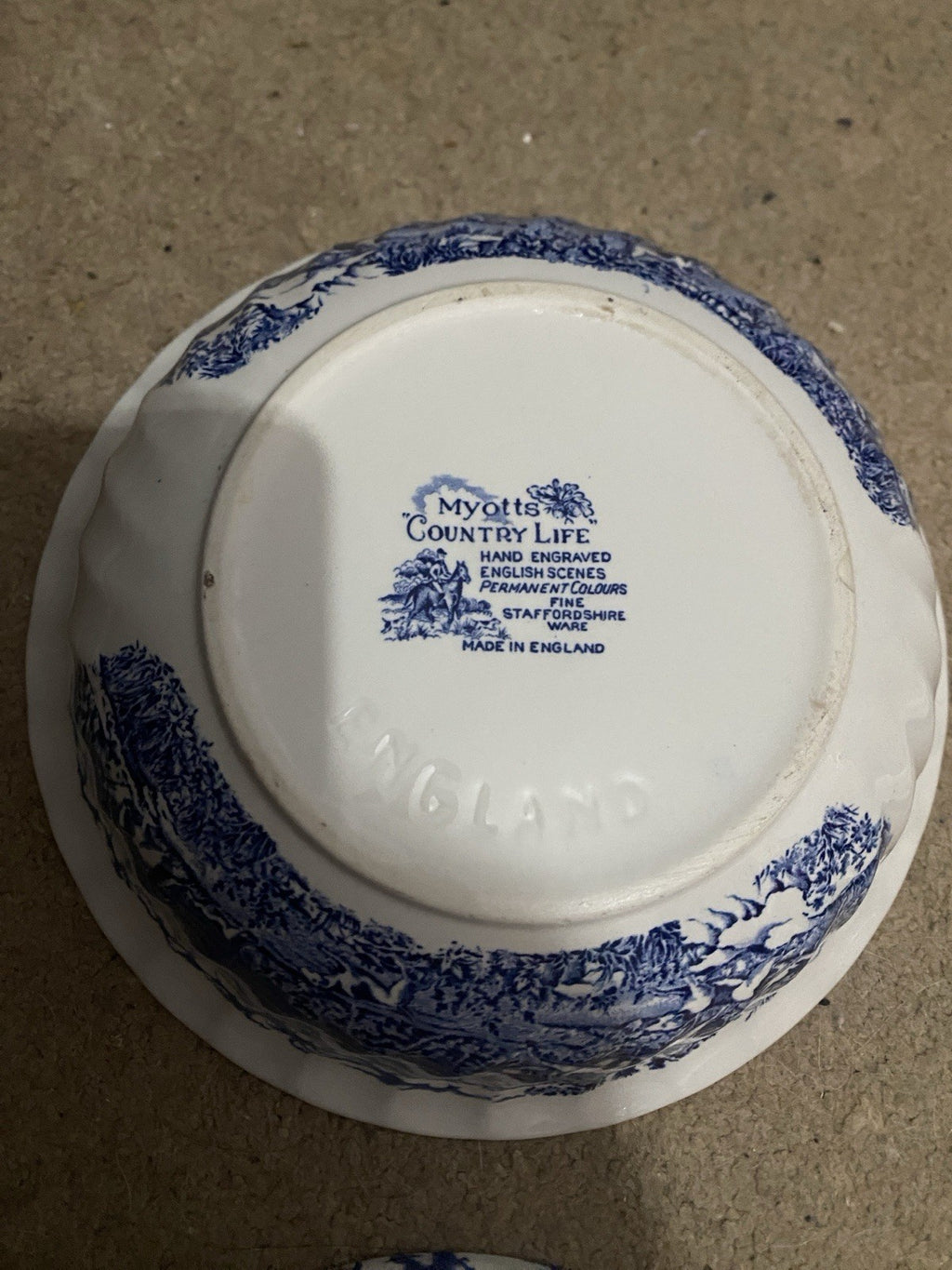 Casserole dish with lid Fine Tableware In Hand Painted ceramic