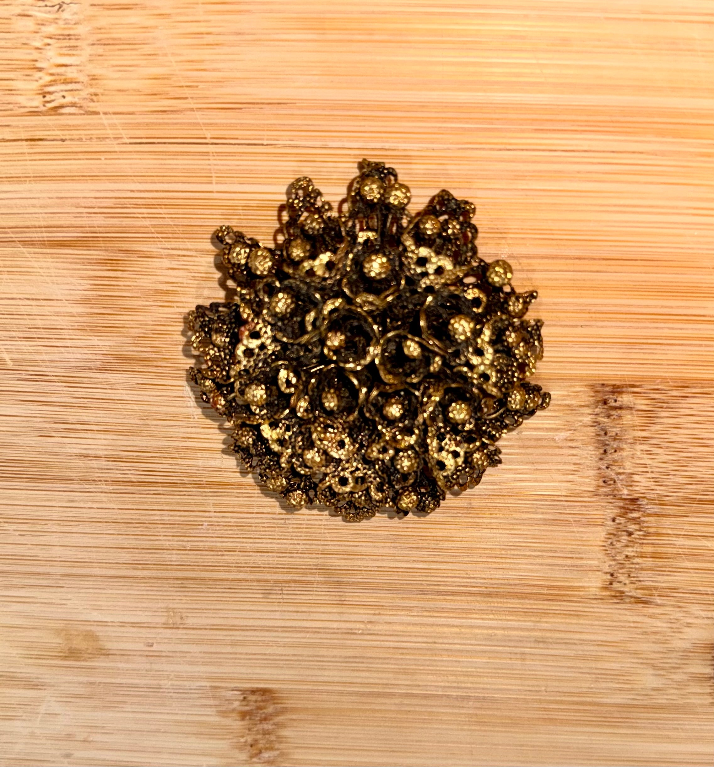Vintage floral Brooch in Gold tone large