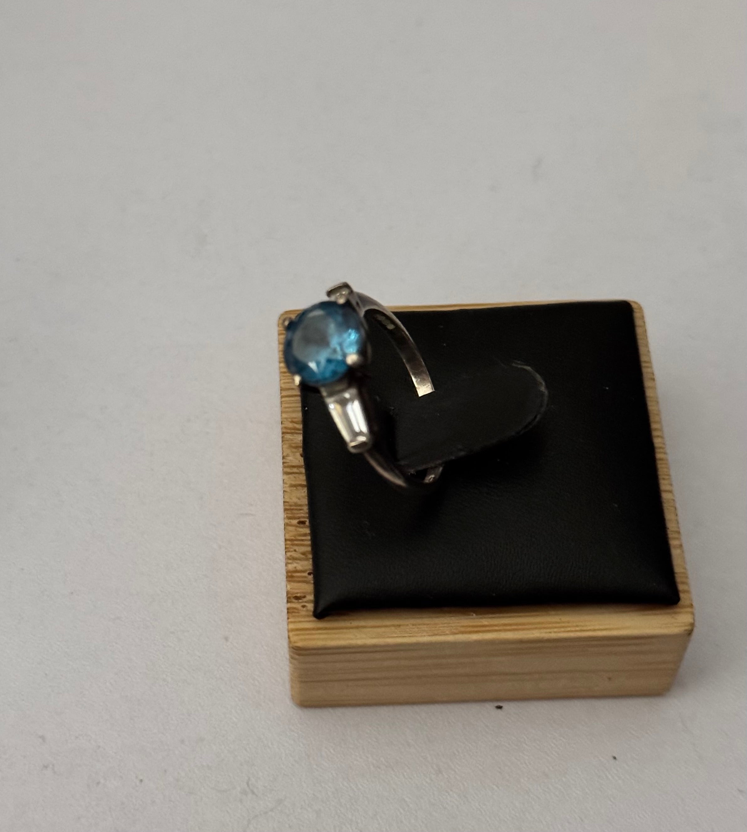 Sterling silver Antique ring with Sapphire Hallmarked