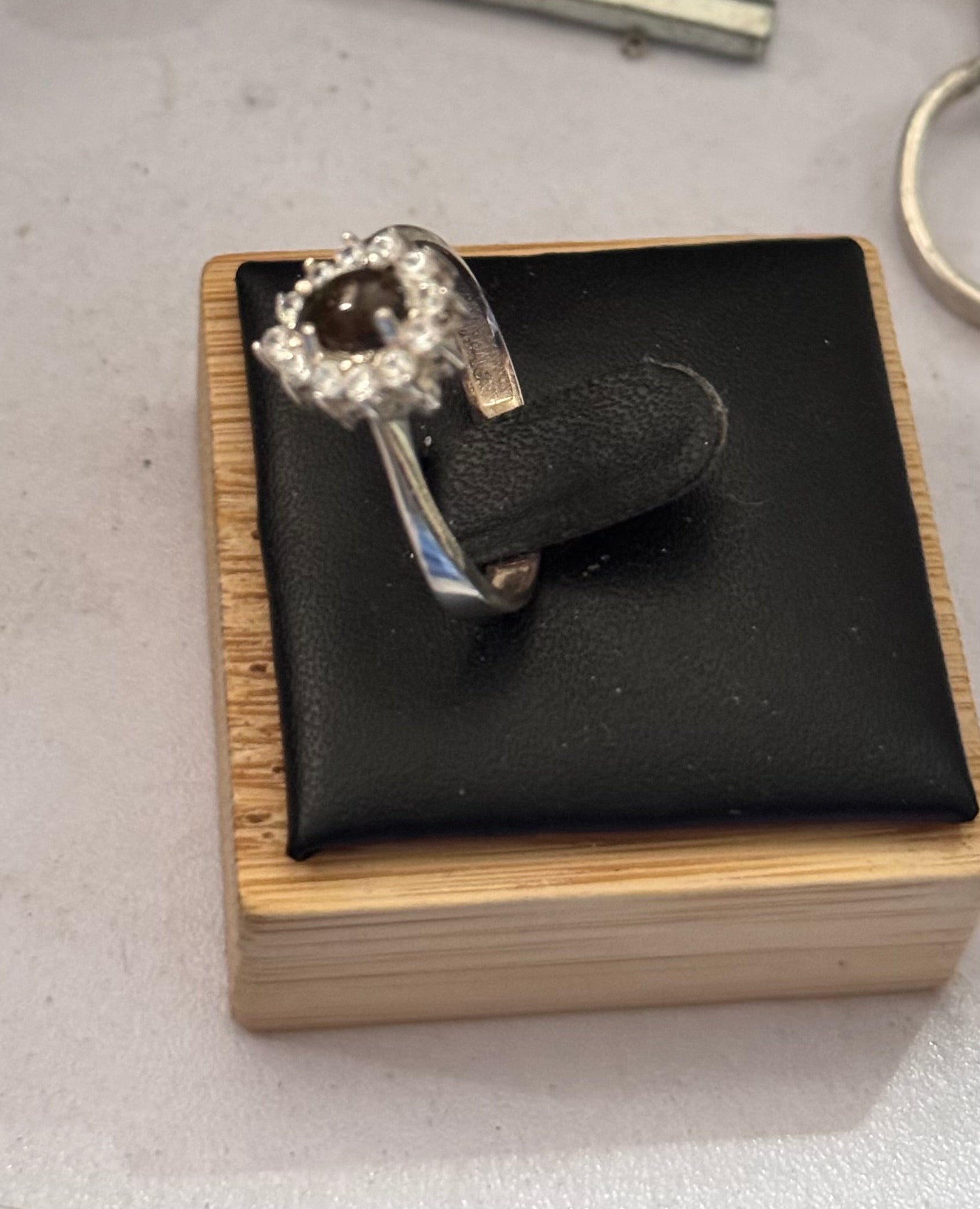 Sideview of the ring to show the shank style
