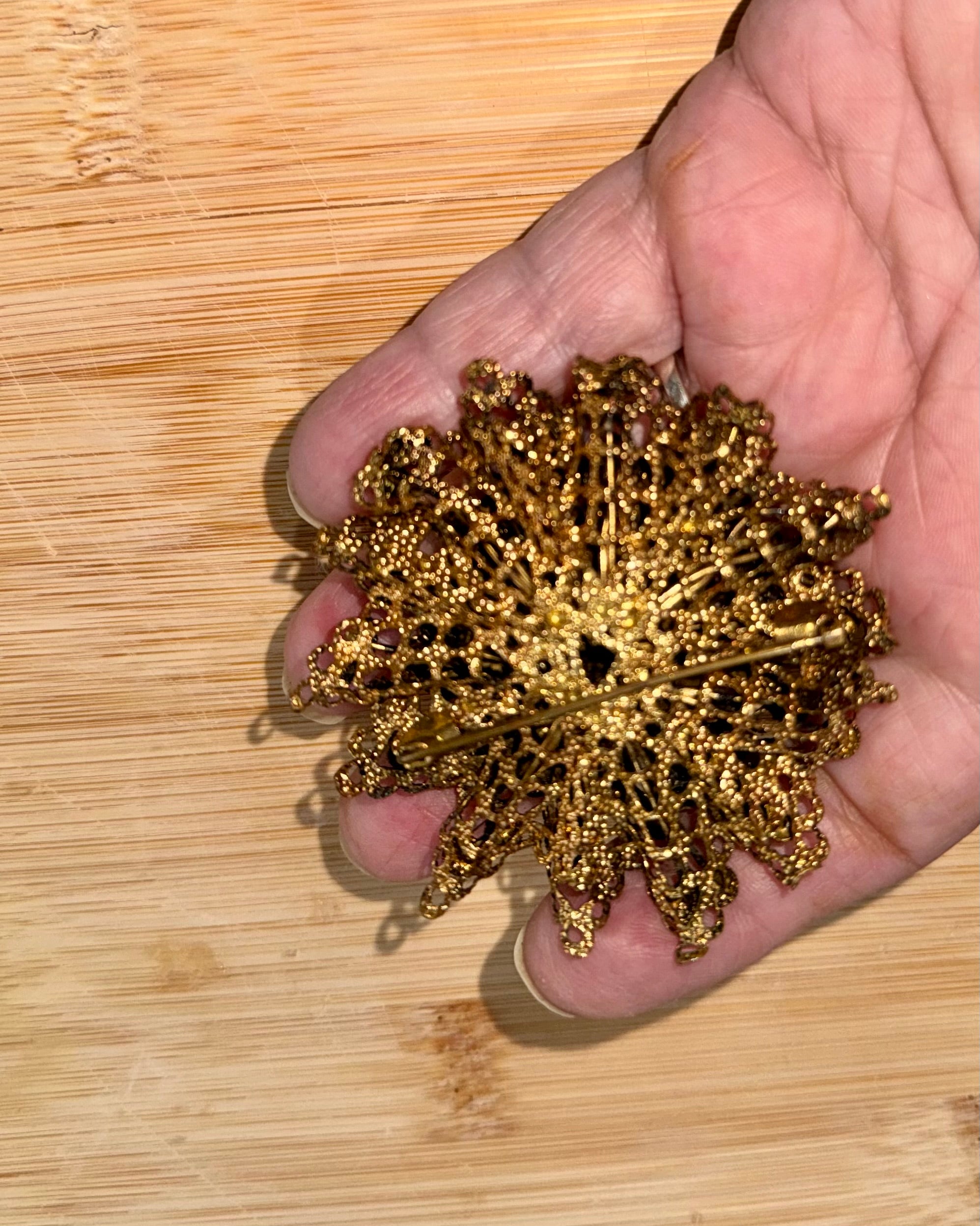 Vintage floral Brooch in Gold tone large